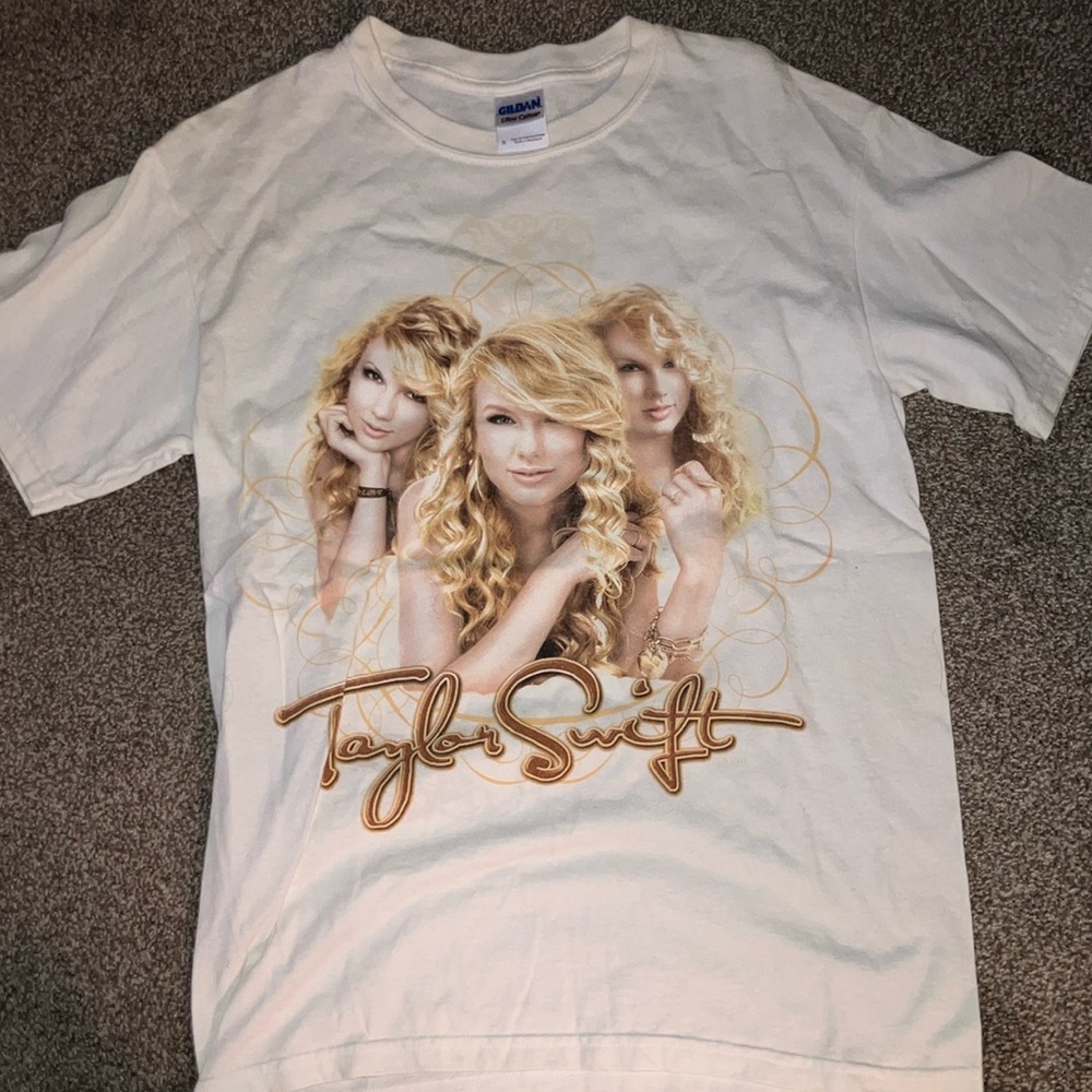 Taylor Swift Fearless Tour Tee Shirt Size S
An original from the tour :)